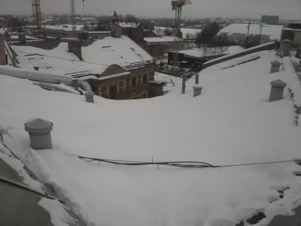 sniega un ledus tīrīšana no jumta