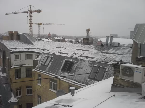 sniega un ledus tīrīšana no jumta