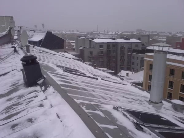sniega un ledus tīrīšana no jumta
