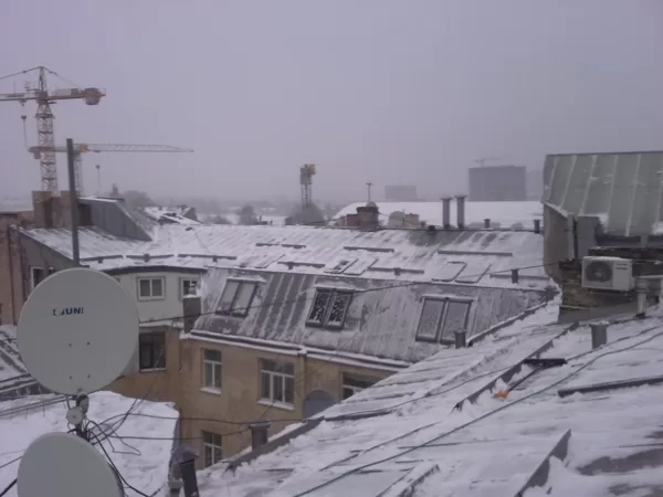 sniega un ledus tīrīšana no jumta