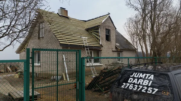 vecā seguma demontāža, jauna dubultlatojuma izveide, difūzijas plēves ieklāšana