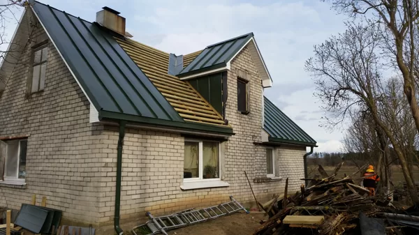 lāseņu, sateku, vējmalu, kores  un seguma monāža