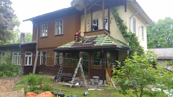 jumta loga, noteksistēmas un lāsenes montāža