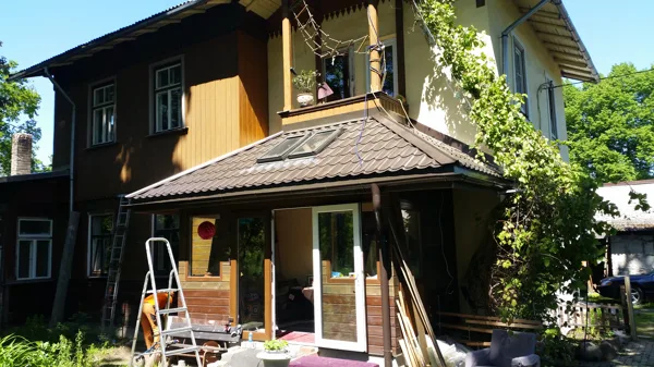 jumta loga iestrāde segumā, seguma un pieslēguma montāža