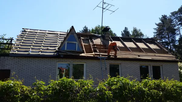 vecā seguma, latojuma demontāža