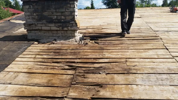 vecā latojuma demontāža un siltinājuma (skaidas) izgrābšana