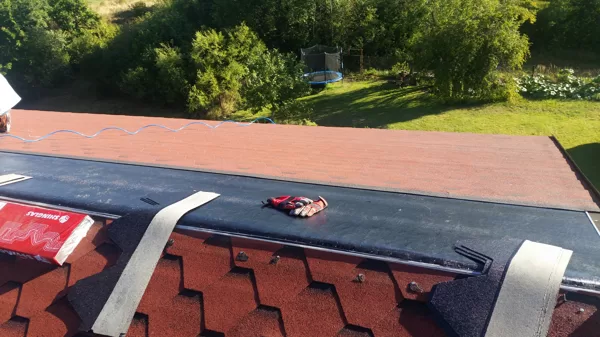 saliktas lāsenes, vējmalas un sākta seguma ieklāšana