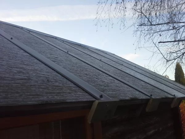 skārda nosedz profila, vējmalas un kores montāža