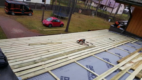 plēves un dubultlatojuma ieklāšana