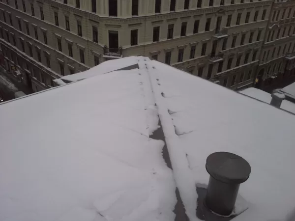 sniega un ledus tīrīšana no jumta