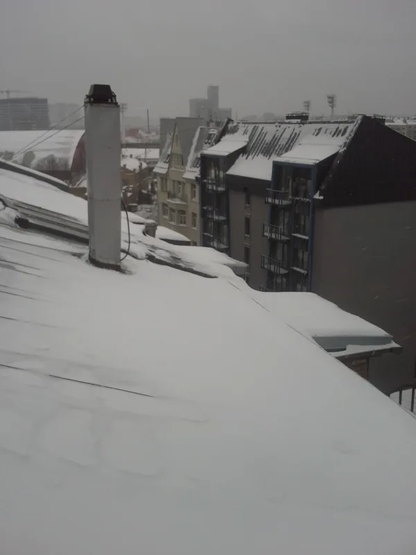 sniega un ledus tīrīšana no jumta