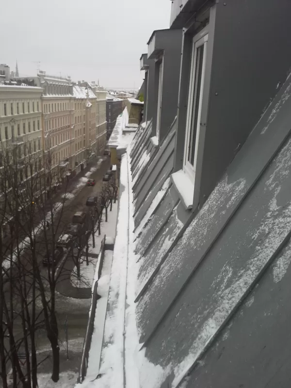 sniega un ledus tīrīšana no jumta