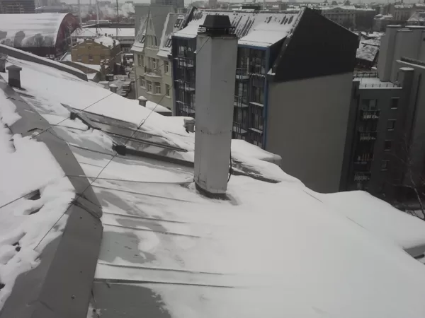 sniega un ledus tīrīšana no jumta