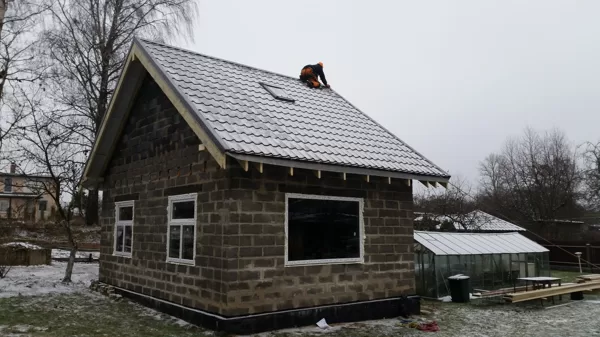 jumta logu iestrāde metāla segumā, seguma montāža, papildelementu uzstādīšana
